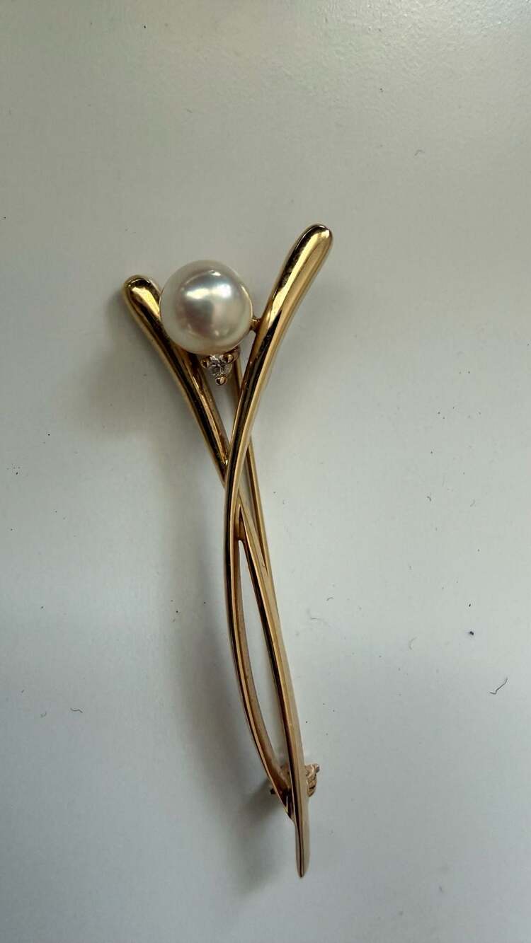 T. Foster & Co. 14K Gold Pearl and Diamond Brooch Pin
